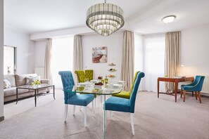 Studiosuite – executive, 1 soverom, fjellutsikt, ved fjell | Sengetøy av topp kvalitet, minibar, safe på rommet og skrivebord