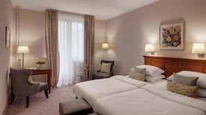 Premium tweepersoonskamer, 1 tweepersoonsbed, uitzicht op bergen, uitzicht op gebergte (Deluxe) | Luxe beddengoed, een minibar, een kluis op de kamer, een bureau