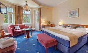 Rom – deluxe (Alpenblick) | Sengetøy av topp kvalitet, minibar, safe på rommet og skrivebord