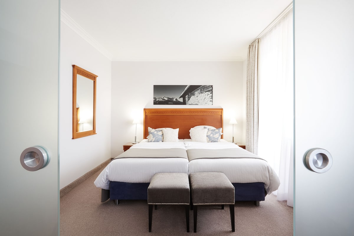 executive studio suite, 1 bedroom, mountain view, mountainside | premium bedding, minibar, in-room safe, desk