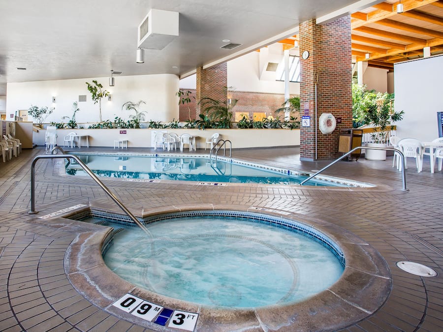 Indoor spa tub