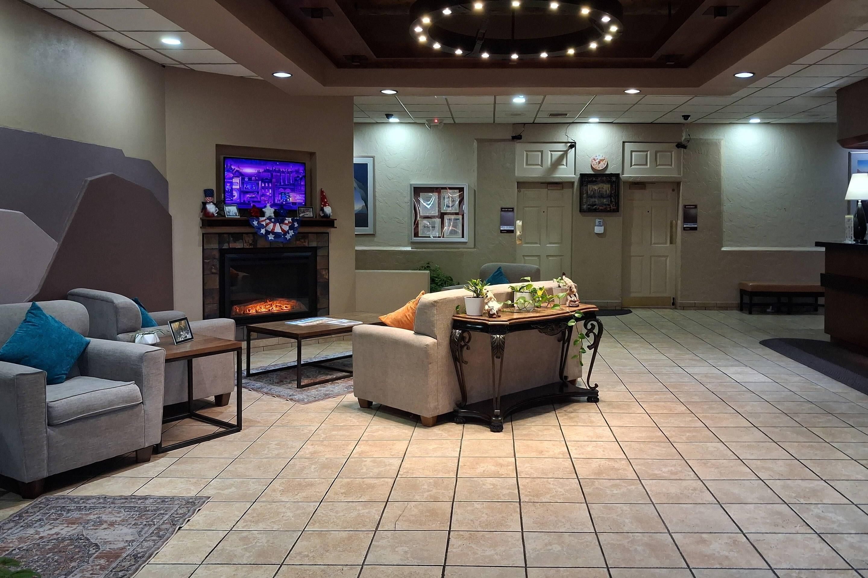 Una sala de estar con chimenea, televisor y una mesa de centro.