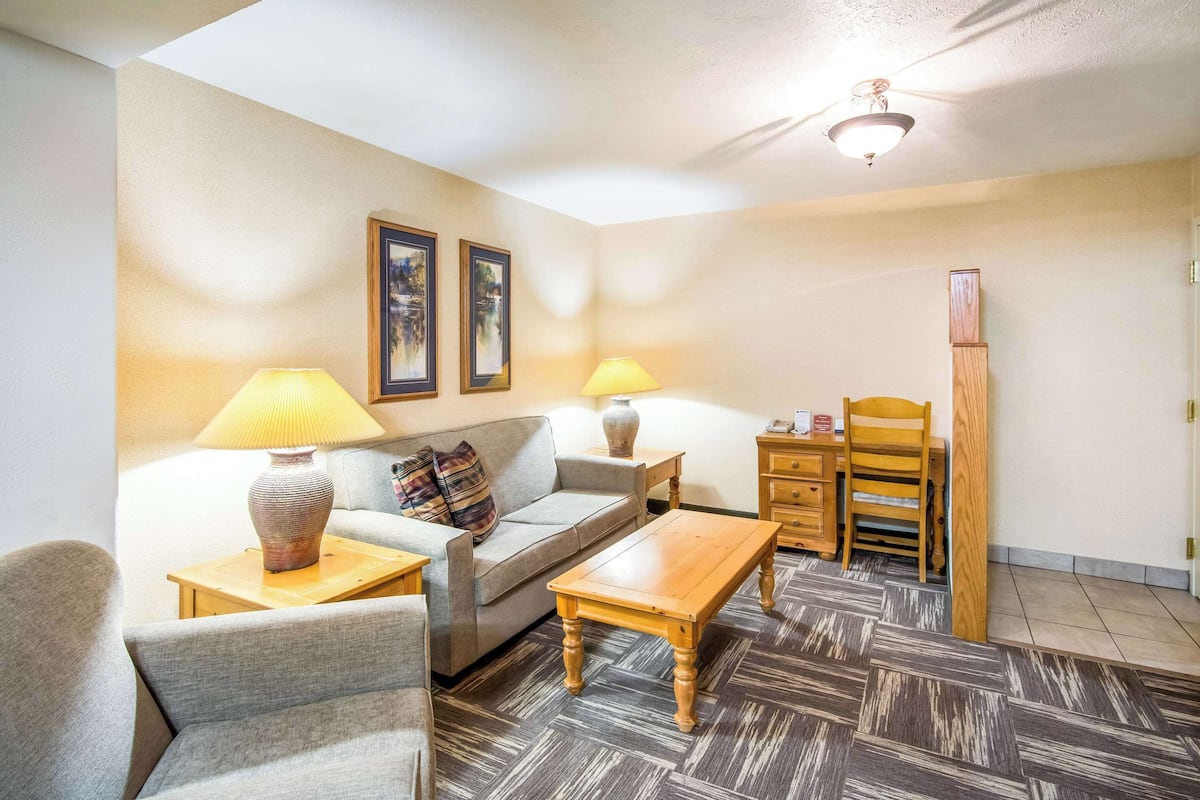 Zimmer, 1 King-Bett und Schlafsofa, Nichtraucher (Upgrade) | Schreibtisch, Bügeleisen/Bügelbrett, kostenlose Babybetten