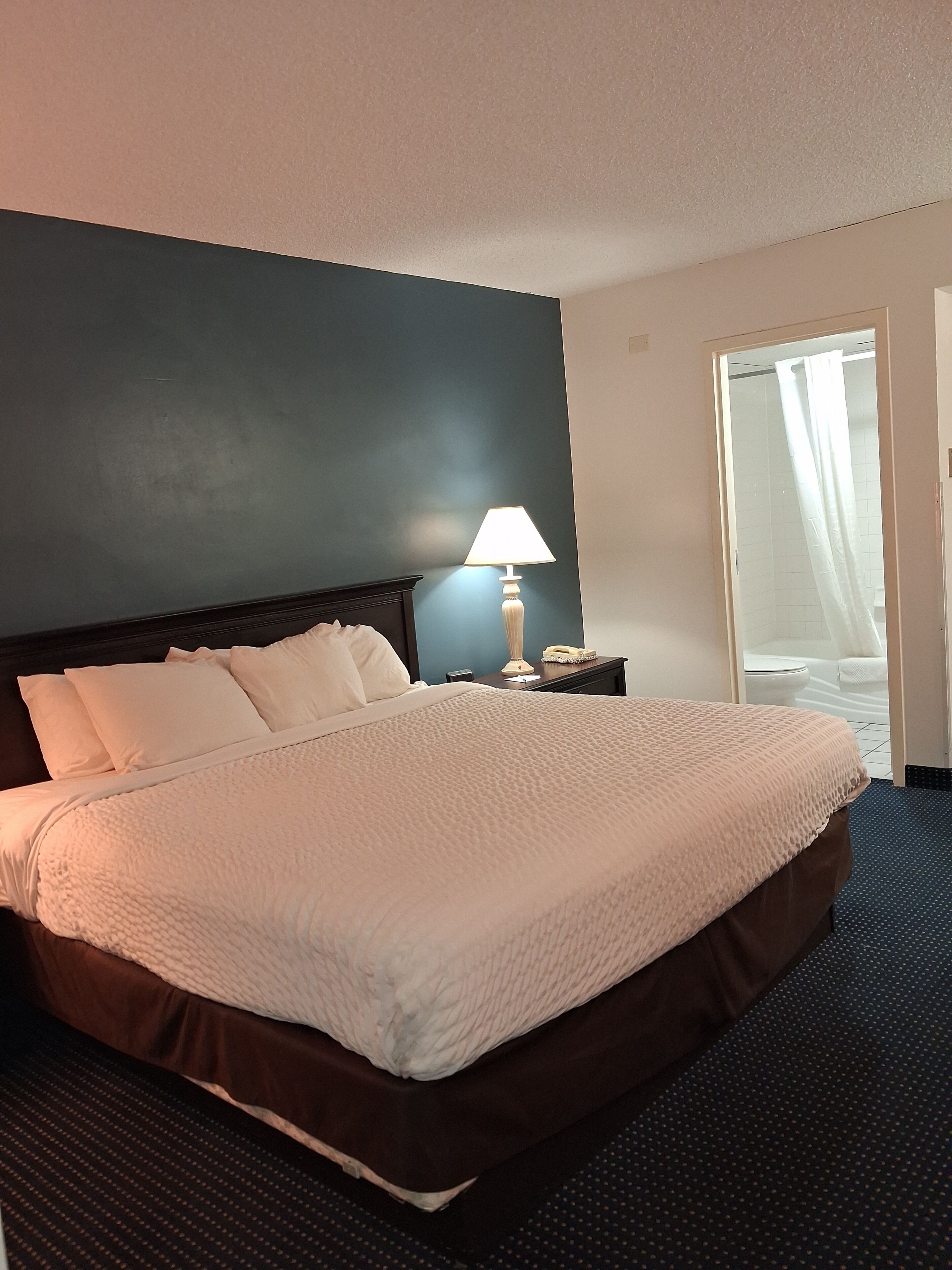 Chambre, 1 très grand lit et 1 canapé-lit, non-fumeurs (Upgrade) | Bureau, rideaux occultants, fer et planche à repasser