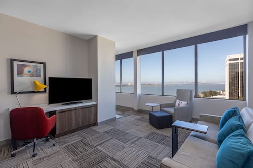 Suite, 1 King-Bett | Wohnbereich | 55-Zoll-LCD-Fernseher mit Kabelempfang, Fernseher, Pay-TV