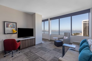 Suite, 1 cama de matrimonio grande | Zona de estar | Televisión LCD de 55 pulgadas con canales por cable, una televisión