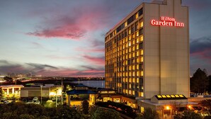 Un hôtel Hilton Garden Inn composé d’un grand bâtiment principal et d’une annexe plus petite.