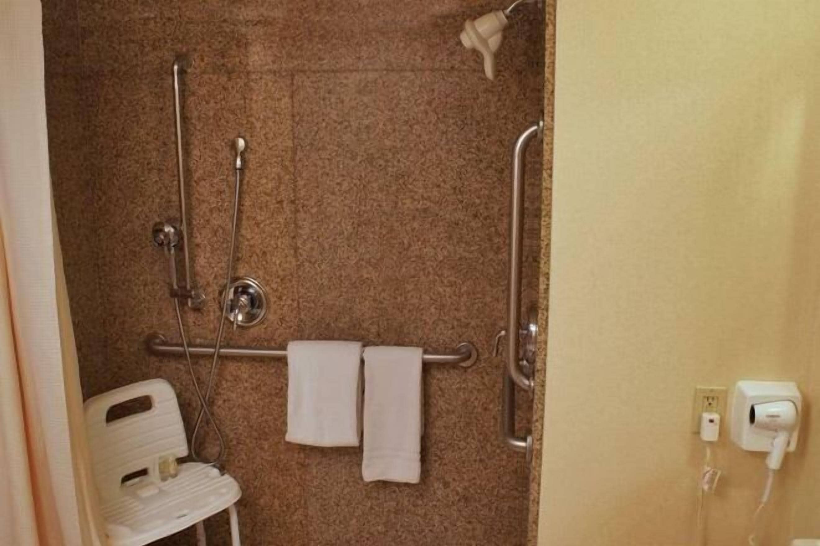 バスルーム | デザイナーバスアメニティ、ヘアドライヤー、タオル