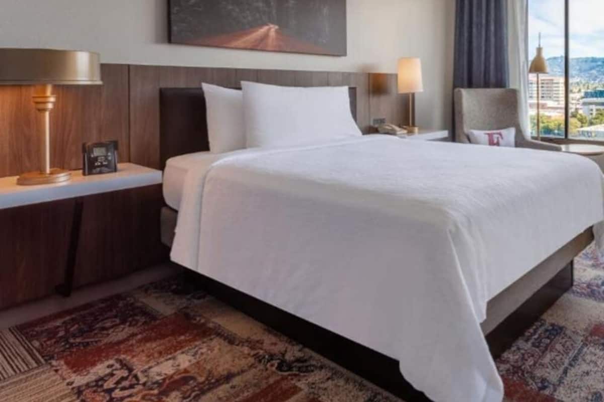 Iron/ironing board, free WiFi, bed sheets