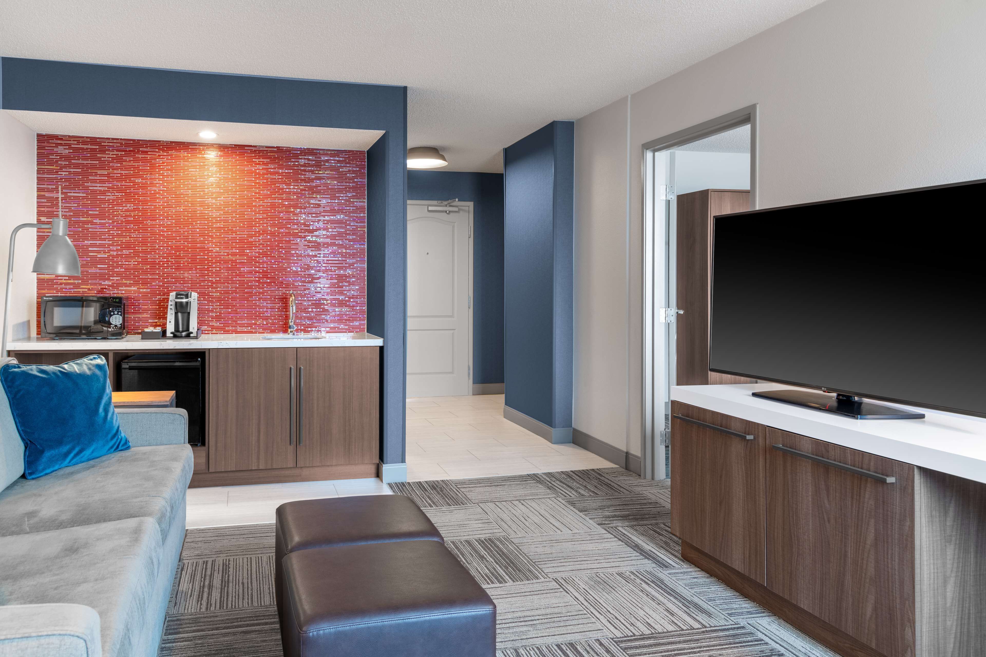 junior suite, 1 king bed | living area | 55-inch lcd tv with cable channels, tv, pay films