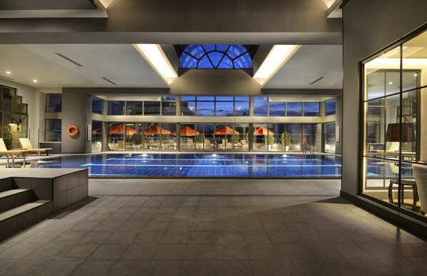 Executive-Zweibettzimmer, Zutritt zur Club Lounge | Innenpool | Innenpool, Sonnenschirme, Liegestühle