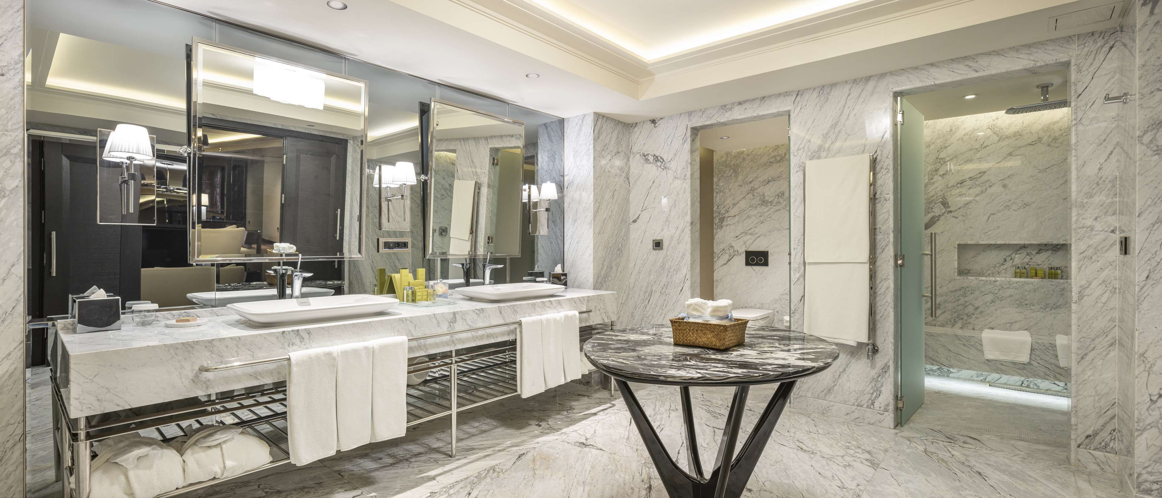 presidential suite, club lounge access | bathroom shower