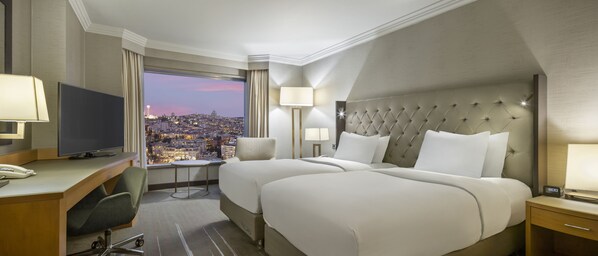 Minibar, in-room safe, desk, laptop workspace - Ankara HiltonSA (Ankara)