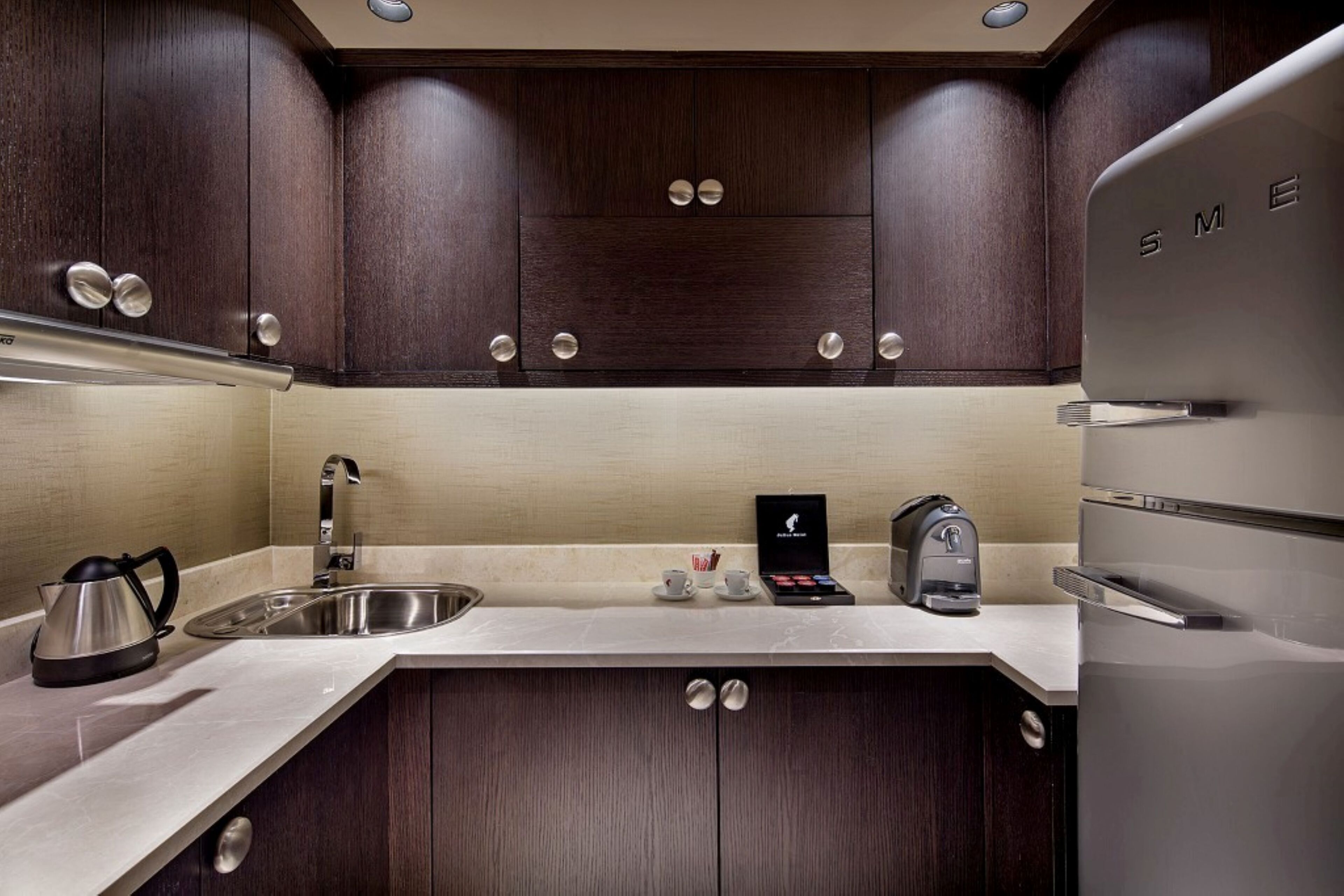 presidential suite, club lounge access | private kitchen | fridge, coffee/tea maker