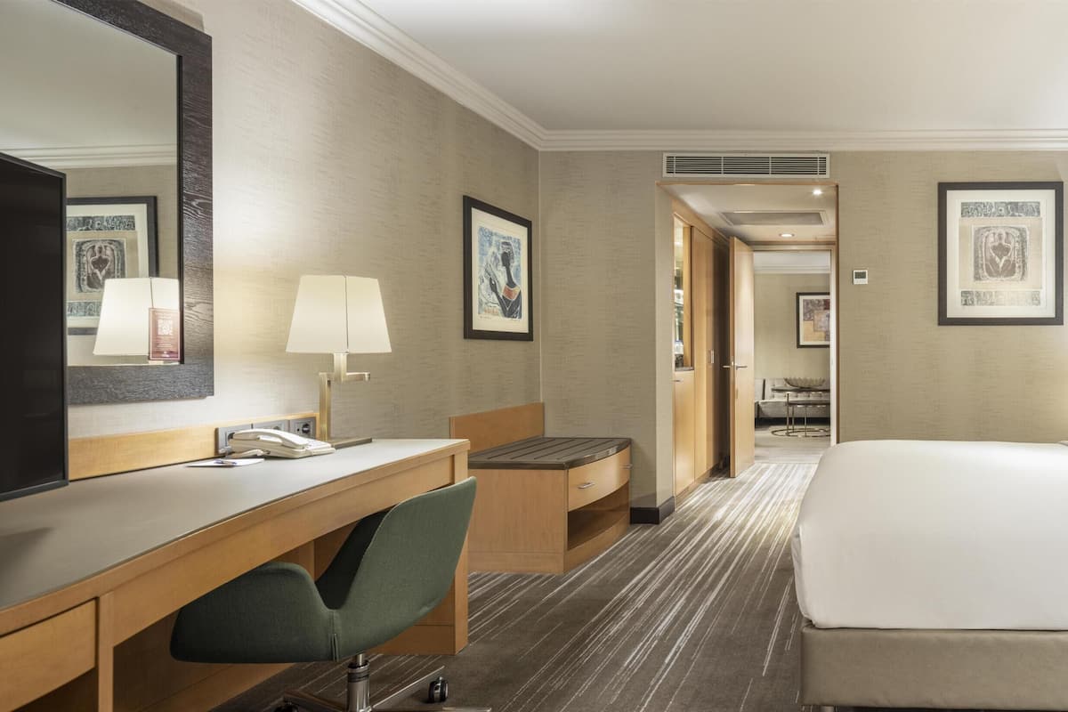 Executive Suite, 1 King Bed (Lounge Access) | Minibar, in-room safe, desk, laptop workspace