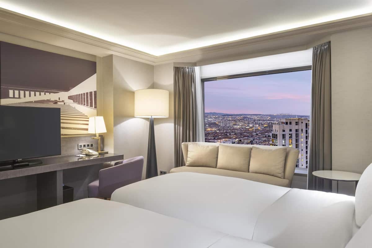 Executive Twin Room, Club lounge access | Minibar, in-room safe, desk, laptop workspace