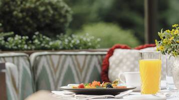 朝食 (ビュッフェ)、毎日提供 (無料)