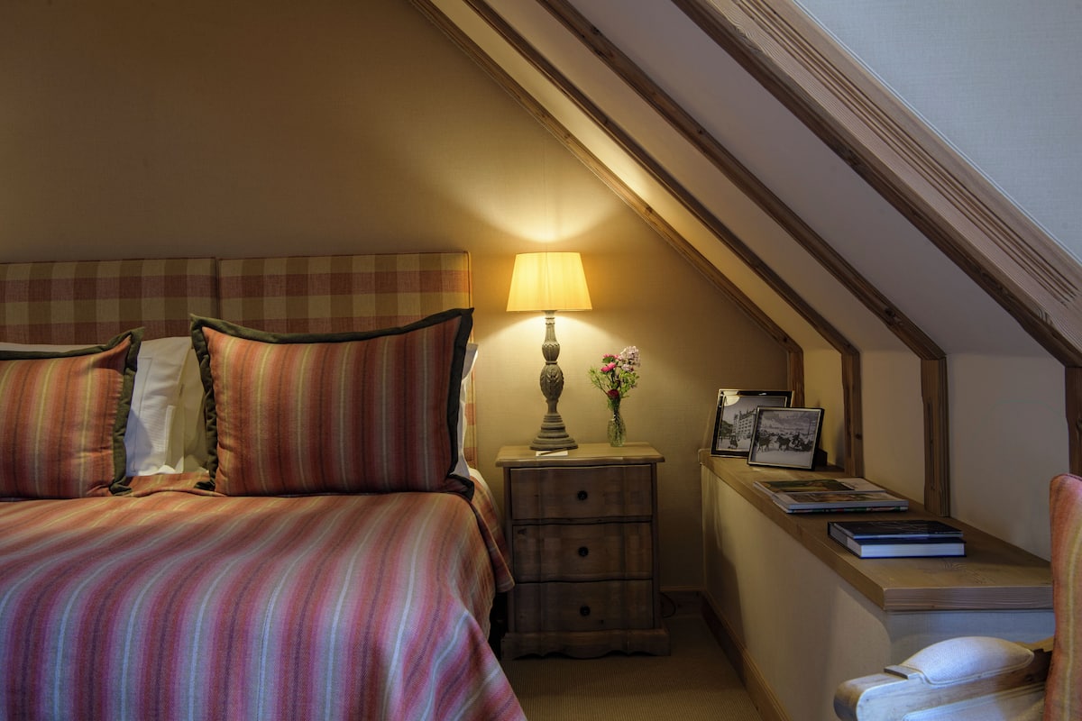 Cosy Room | Prémium ágynemű, pehelypaplan, kényelmi párnázat és minibár