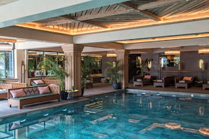Indendørs pool, 2 udendørs pools, parasoller, liggestole