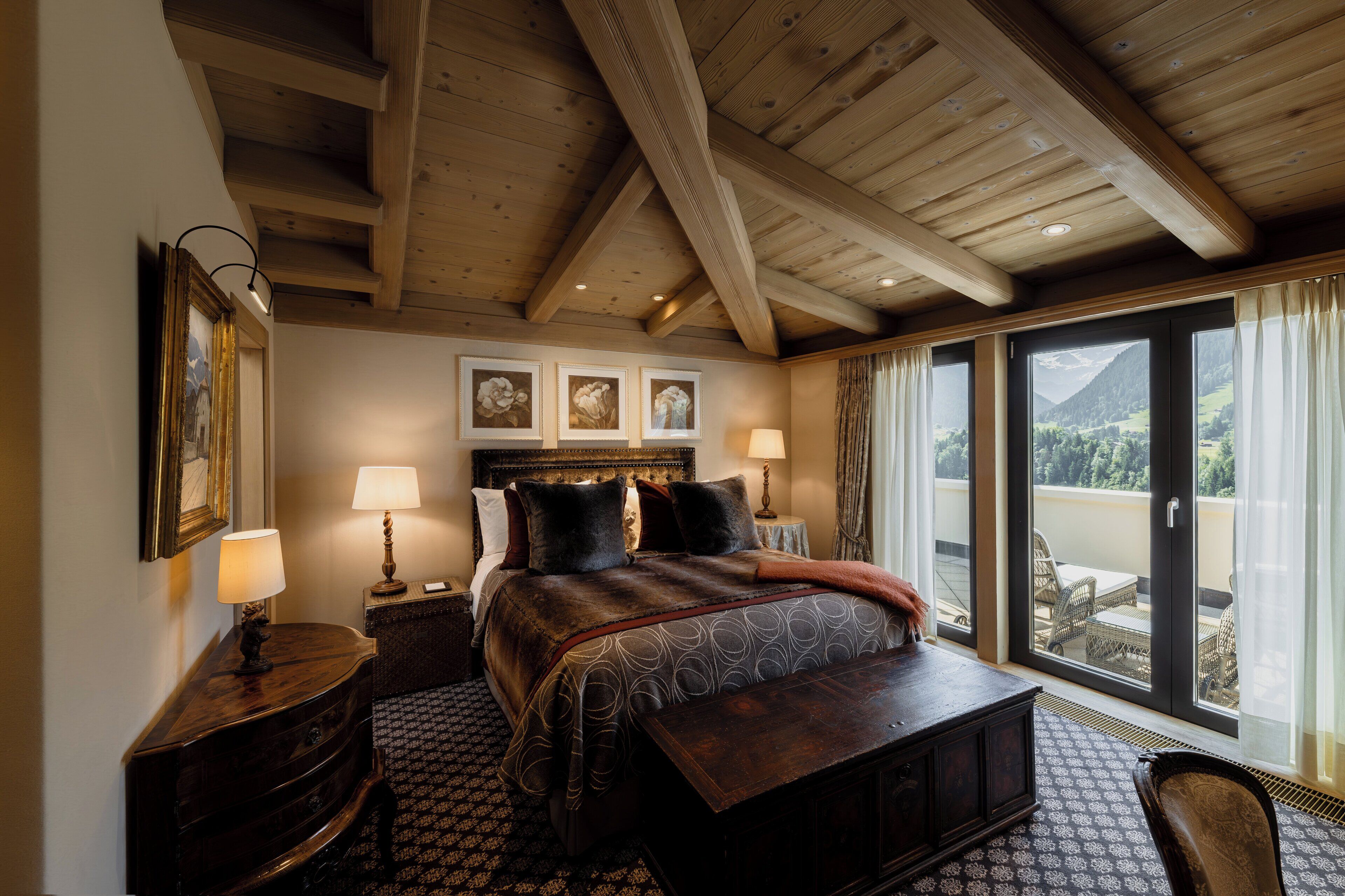 Sengetøy av topp kvalitet, dundyner, senger med overmadrass og minibar