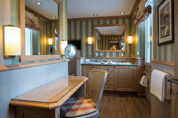 Classic Junior Suite | Badezimmer | Badewanne und Dusche (separat), Regendusche, Designer-Toilettenartikel