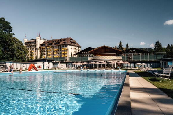 Indendørs pool, 2 udendørs pools, parasoller, liggestole