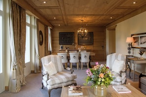 Corner Suite Mountain View | Premium bedding, down comforters, pillowtop beds, minibar