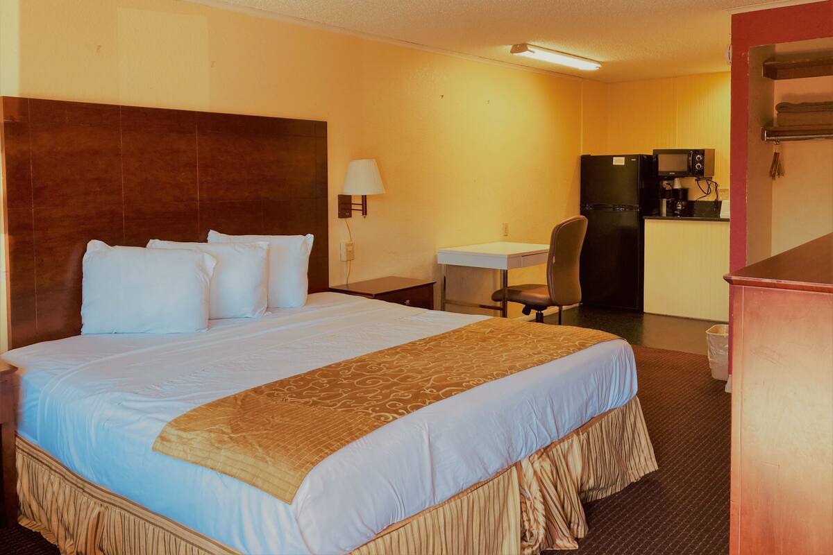 Efficiency King Room with Kitchen | 1 bedroom, free WiFi, bed sheets, wheelchair access