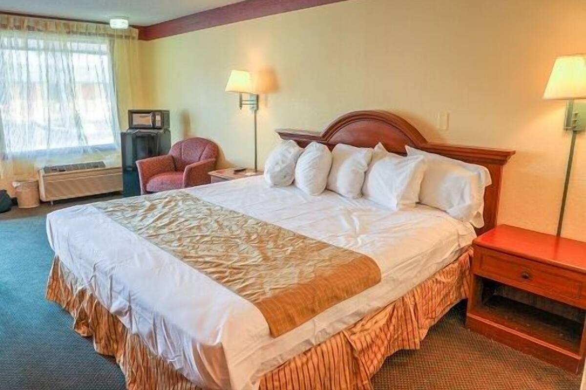 Deluxe Room, 1 King Bed | 1 bedroom, free WiFi, bed sheets, wheelchair access