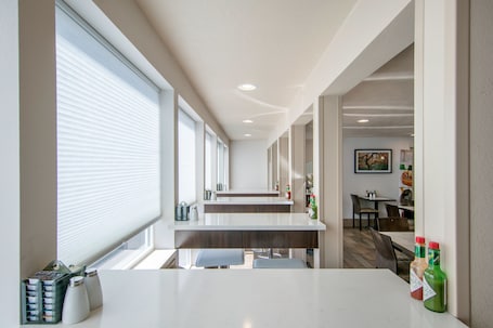 Desayuno buffet incluido todos los días . Quality Inn & Suites Albany Corvallis