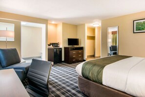 Premium bedding, desk, blackout drapes, iron/ironing board - Quality Inn & Suites Albany Corvallis (Albany)
