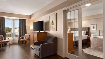 Deluxe Suite, 1 King Bed, Non Smoking | Hypo-allergenic bedding, pillowtop beds, desk, blackout drapes