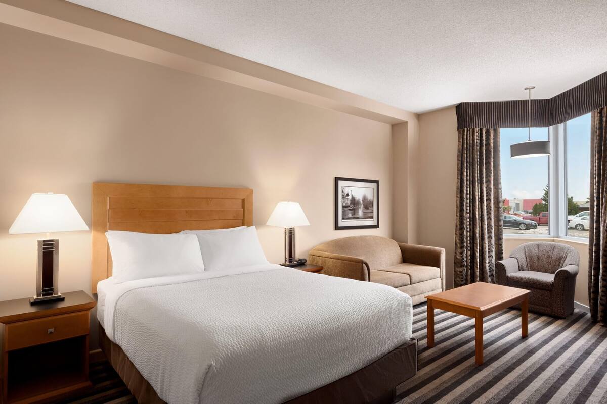 Deluxe Room, 1 Queen Bed, Non Smoking | Hypo-allergenic bedding available, pillowtop beds, desk, blackout drapes