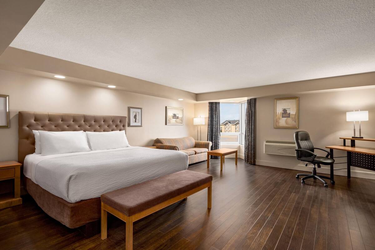 Studio Suite, 1 King Bed, Non Smoking | Hypo-allergenic bedding available, pillowtop beds, desk, blackout drapes