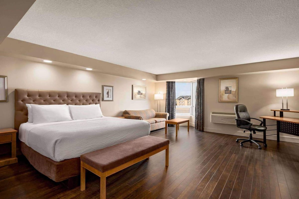 Ropa de cama hipoalergénica, camas con pillow-top y escritorio