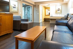 Deluxe Suite, 1 King Bed, Non Smoking | Living area