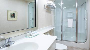 Superior-huone, 1 suuri parisänky, tupakointi kielletty | Kylpyhuone | Suihkun ja ammeen yhdistelmä, ympäristöystävälliset hygieniatuotteet