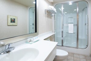 Chambre supérieure, 1 très grand lit, non-fumeur | Salle de bain | Ensemble baignoire-douche, articles de toilette écologiques