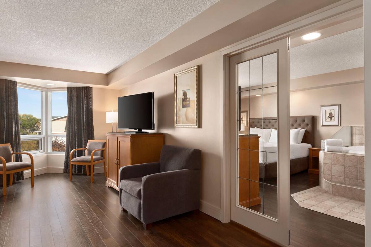 Deluxe Suite, 1 King Bed, Non Smoking | Hypo-allergenic bedding available, pillowtop beds, desk, blackout drapes