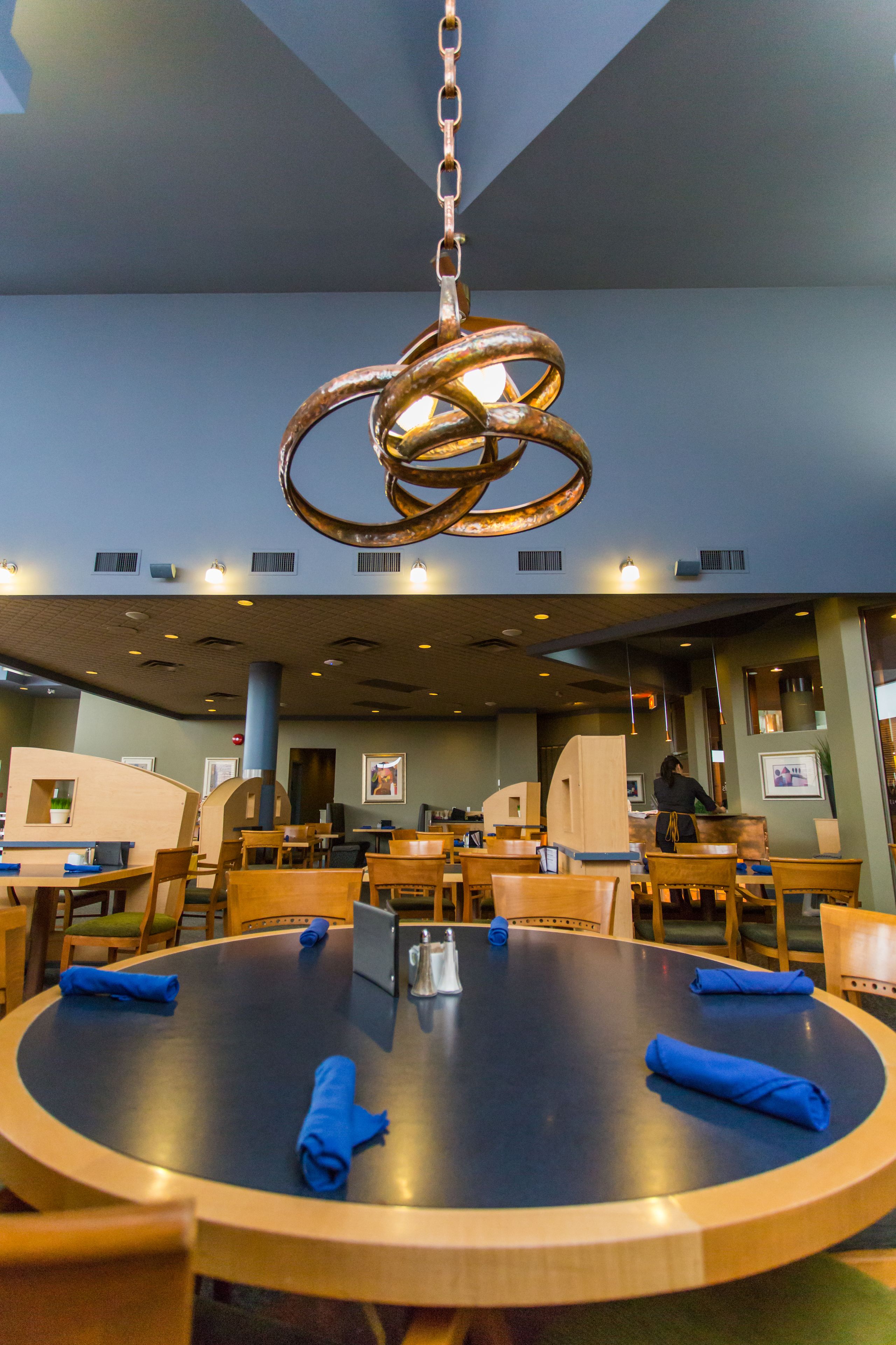 Phục vụ bữa sáng, bữa trưa và bữa tối 