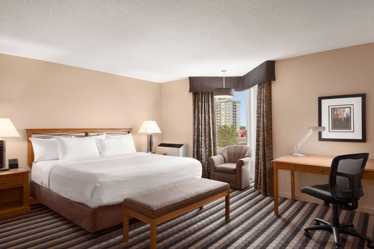 Deluxe Room, 1 King Bed, Accessible, Non Smoking (Mobility) | Hypo-allergenic bedding available, pillowtop beds, desk, blackout drapes