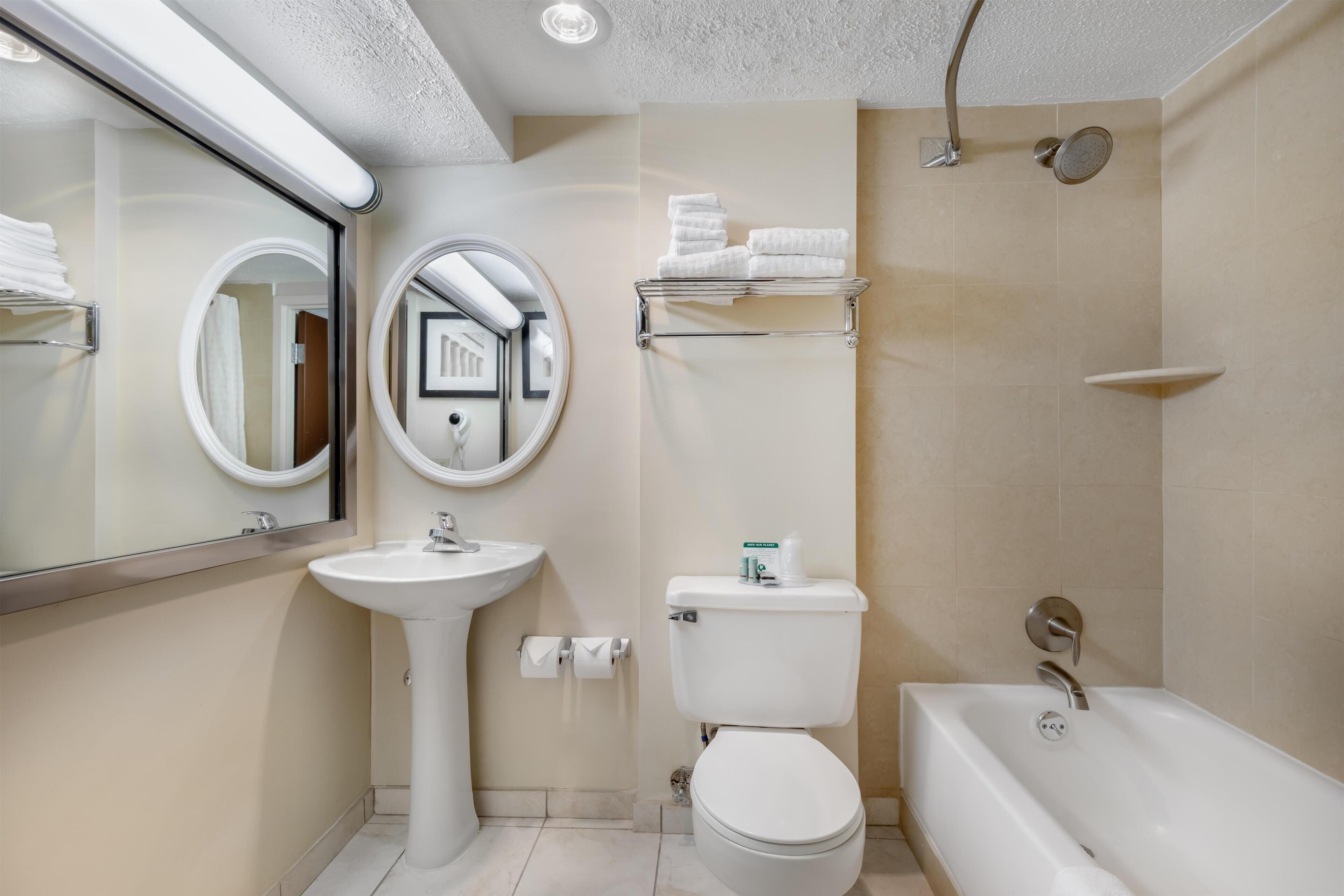 Standardzimmer, 2 Doppelbetten, barrierefrei, Badewanne | Badezimmer | Duschwanne, kostenlose Toilettenartikel, Haartrockner, Handtücher