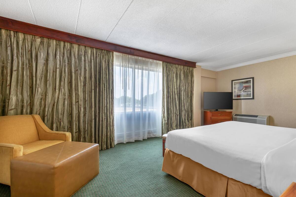 Suite, 1 King Bed, Non Smoking, Refrigerator & Microwave (Penthouse;Oversized Room;with Sofabed) | Pillowtop beds, in-room safe, desk, laptop workspace