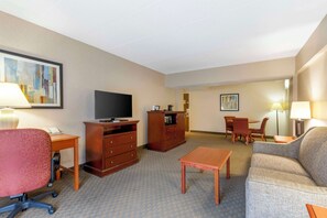 Suite, 1 très grand lit, non-fumeur, réfrigérateur et four à micro-ondes (with Sofabed)