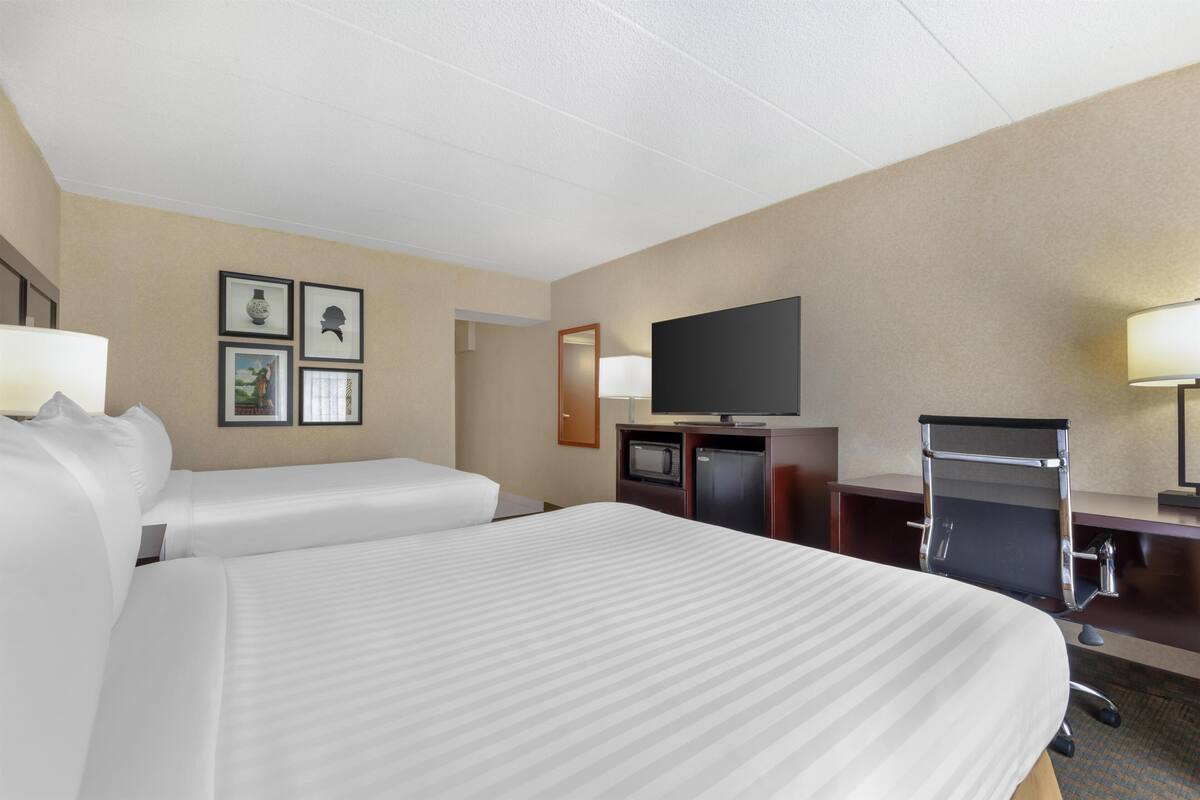 Standard Room, 2 Double Beds, Accessible, Bathtub | Pillowtop beds, in-room safe, desk, laptop workspace