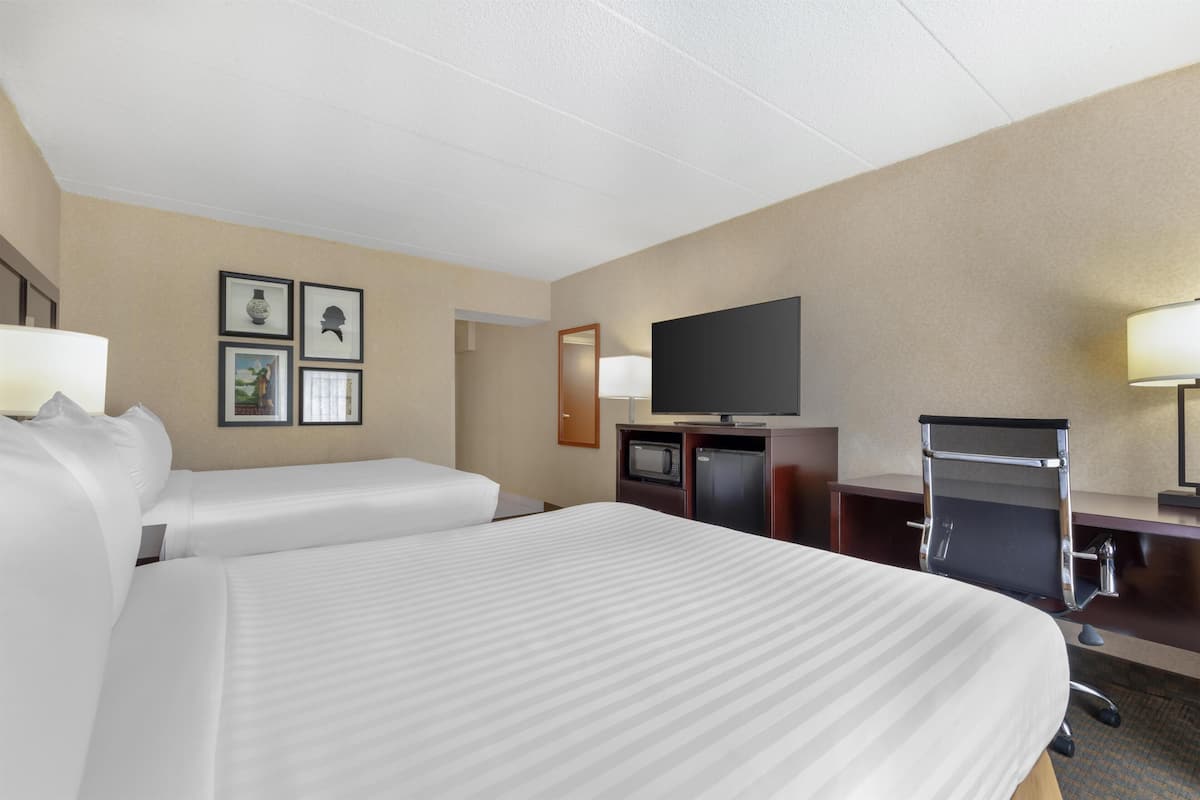 Standard Room, 2 Double Beds, Accessible, Bathtub
