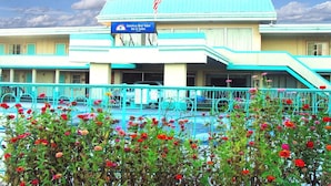 Un hotel con un cartel que dice "America's Best Value Inn & Suites".