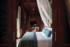 A bedroom with a large bed, a desk, and a chair. - Avani Pattaya Resort (Pattaya)