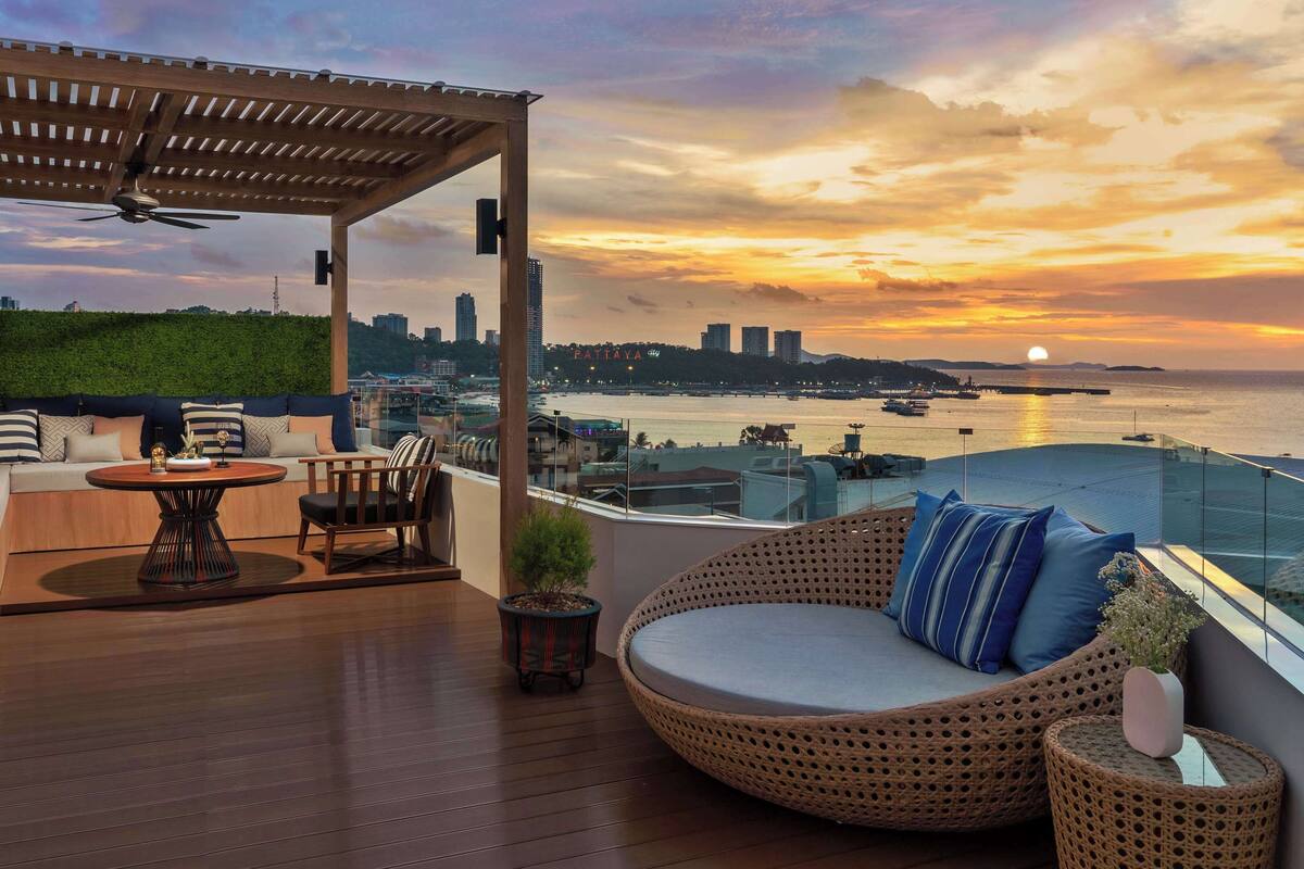 Sea View Corner Suite | 迷你吧、房內夾萬、書桌、手提電腦工作空間