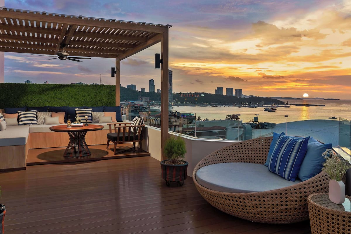 sea view corner suite | 1 bedroom, minibar, in-room safe, desk